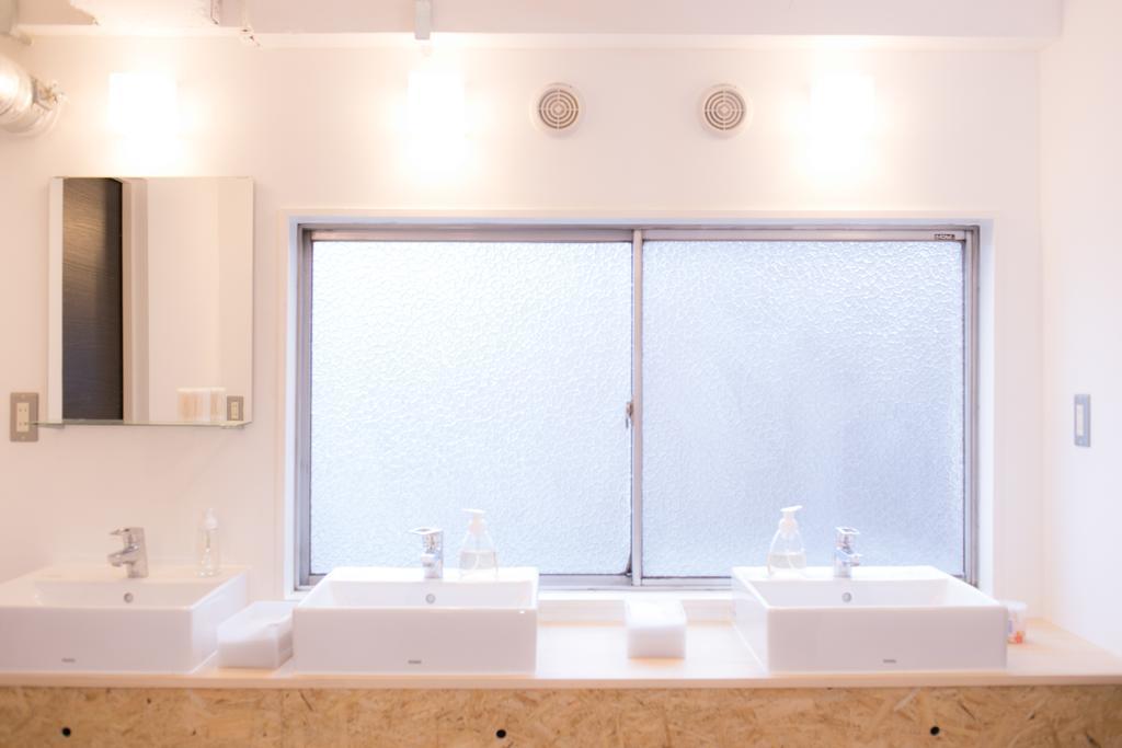 Litera en dormitorio compartido mixto con 10 camas